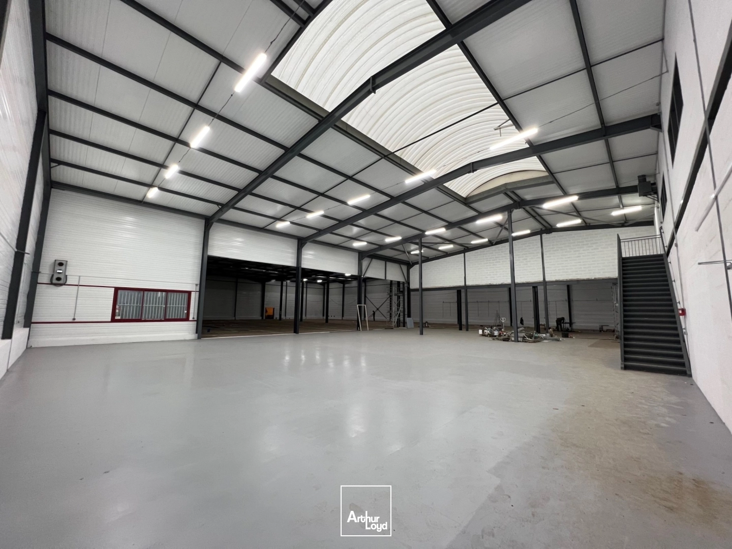 BATIMENT A QUAI RENOVE - STOCK EXTERIEUR - EXTENSION POSSIBLE