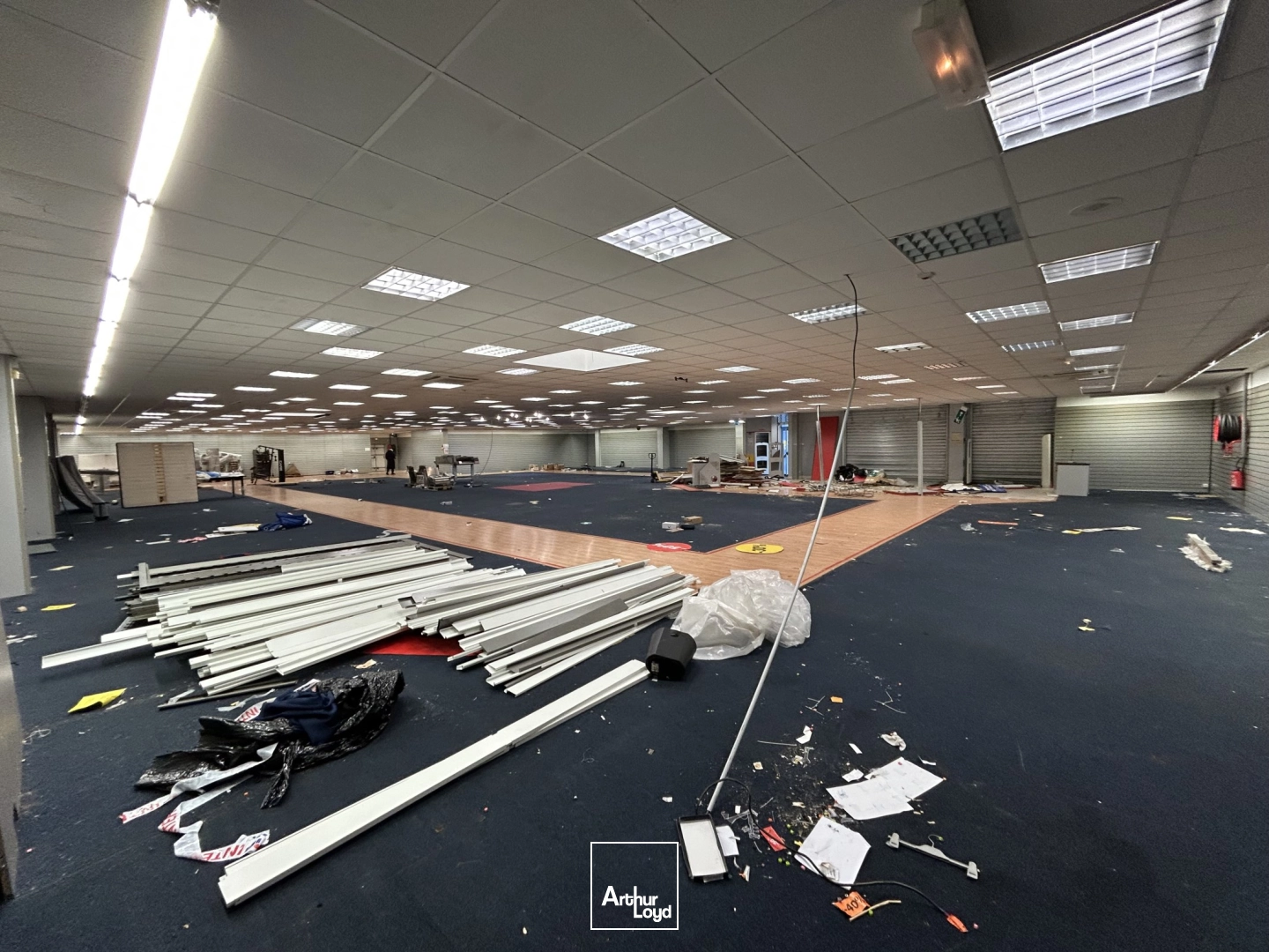 Local commercial 1 102 m² - Vente ou location - Emplacement premium au coeur d'un centre commercial majeur à Bruay-la-Buissière