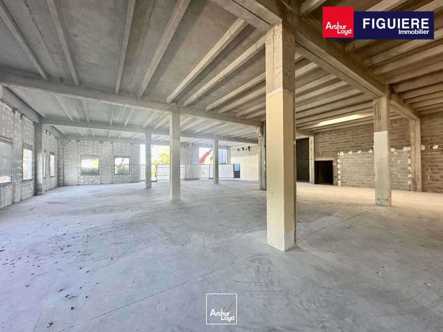 Local d'activités et bureaux à LOUER sur un site sécurisé avec places de parking à VITROLLES