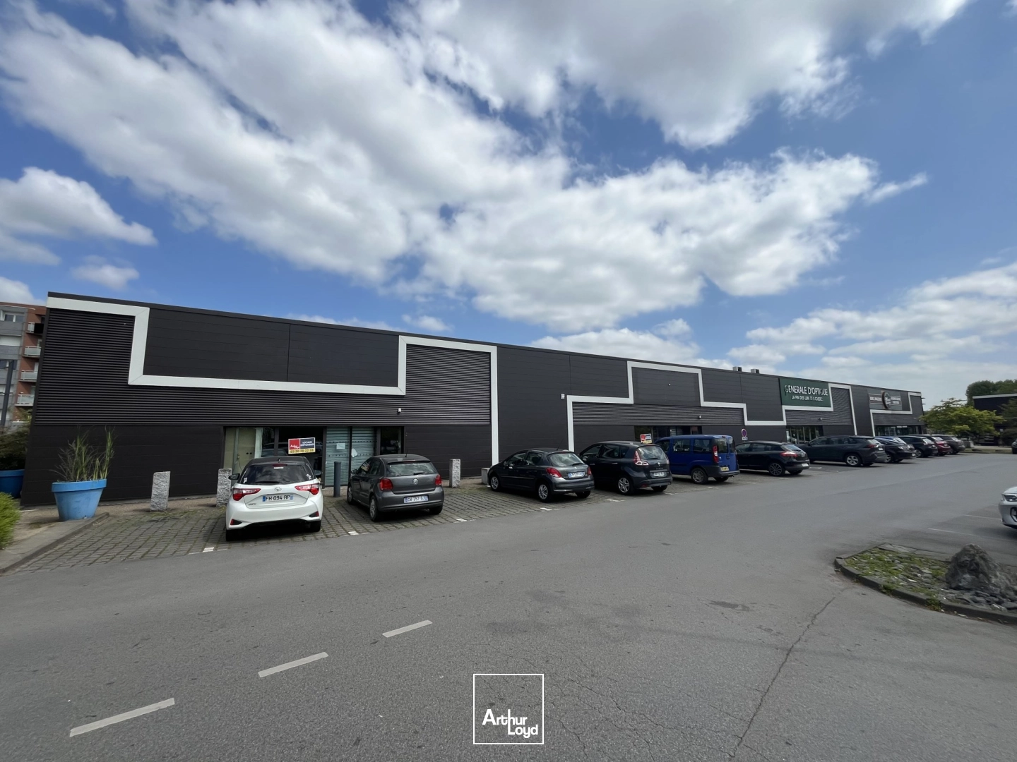 Local commercial à louer à Denain - Visibilité optimale en retail park récent, 253 m² modulables