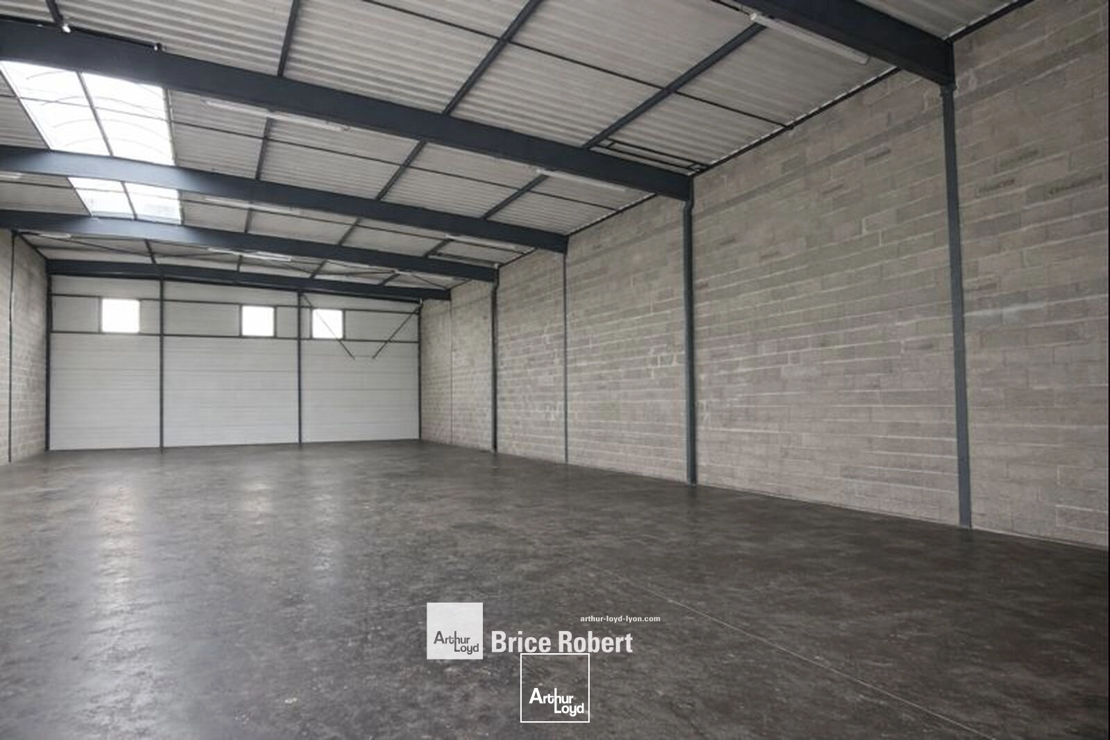 A louer - locaux d'activités dans un parc récent avec arrêt de bus à proximité - à Saint Priest