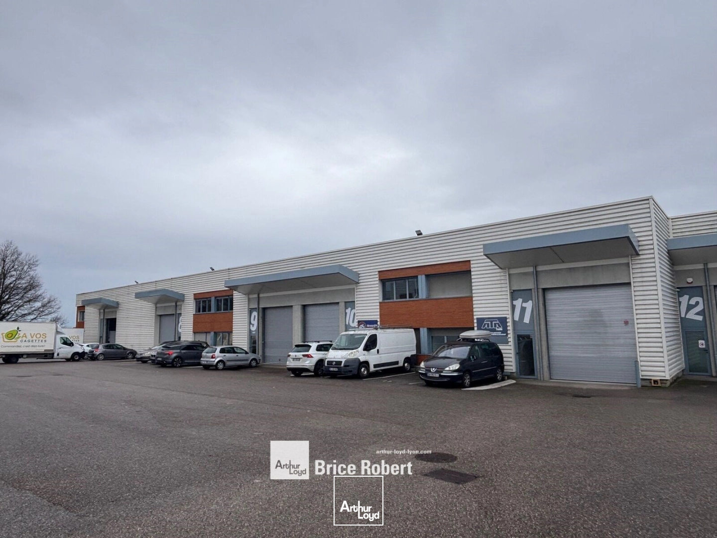 A louer - locaux d'activités dans un parc récent avec arrêt de bus à proximité - à Saint Priest