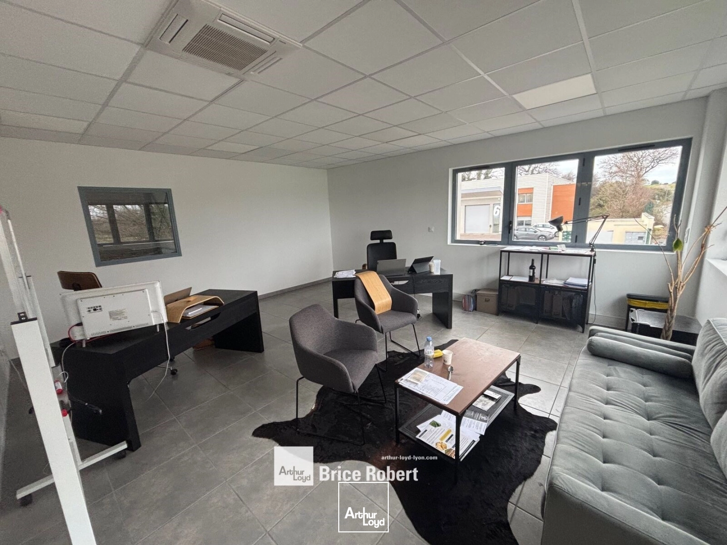 A louer - locaux d'activités dans un parc récent avec arrêt de bus à proximité - à Saint Priest