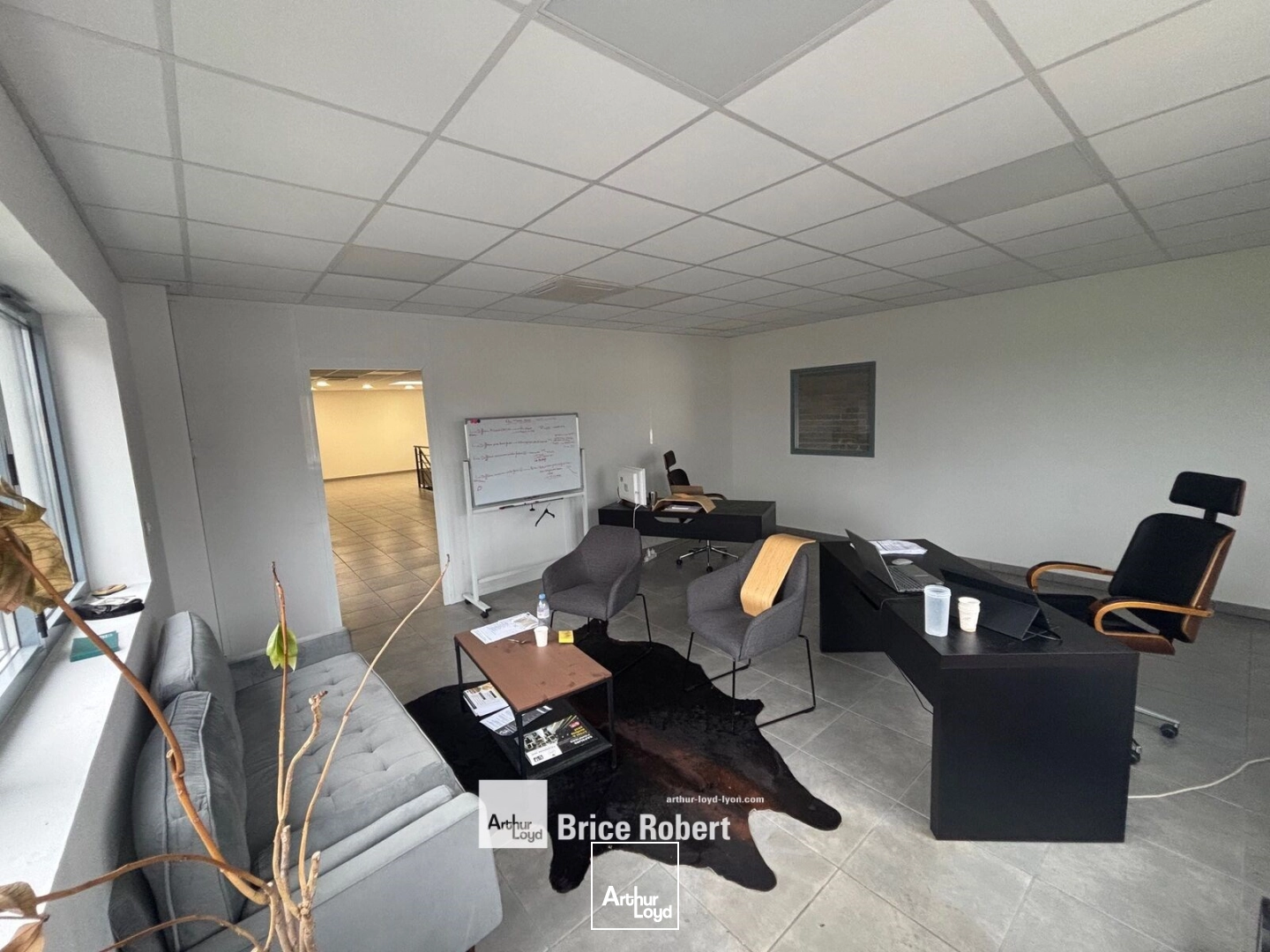 A louer - locaux d'activités dans un parc récent avec arrêt de bus à proximité - à Saint Priest