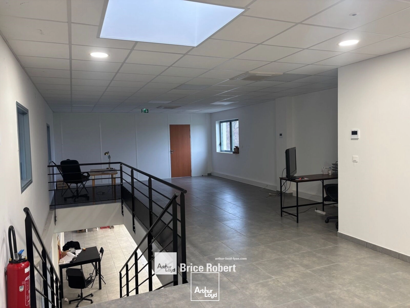 A louer - locaux d'activités dans un parc récent avec arrêt de bus à proximité - à Saint Priest