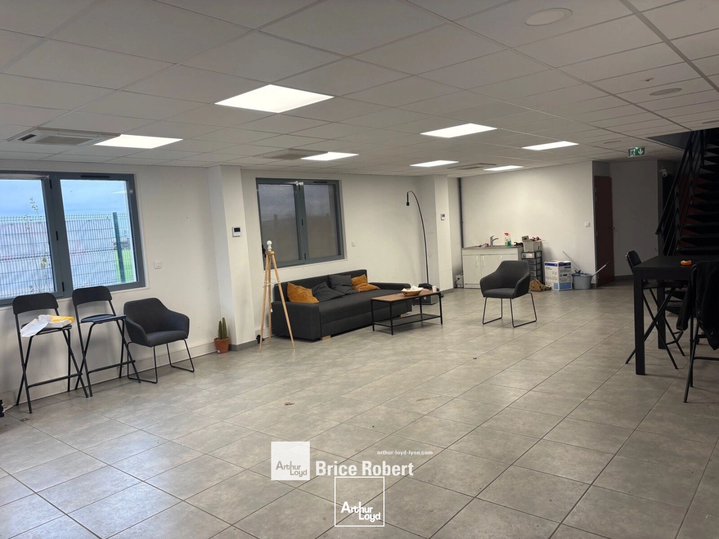 A louer - locaux d'activités dans un parc récent avec arrêt de bus à proximité - à Saint Priest