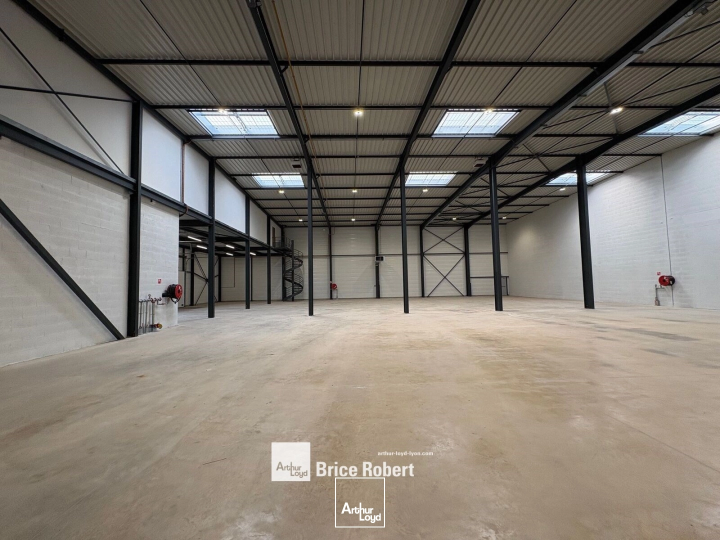 A louer - Local d'activités avec grande hauteur dans un parc sécurisé et dernière génération - Heyrieux