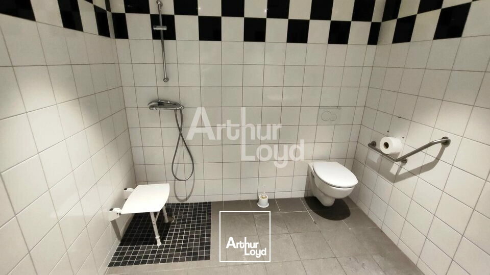 BUREAUX À LOUER 586 m² à Archamps