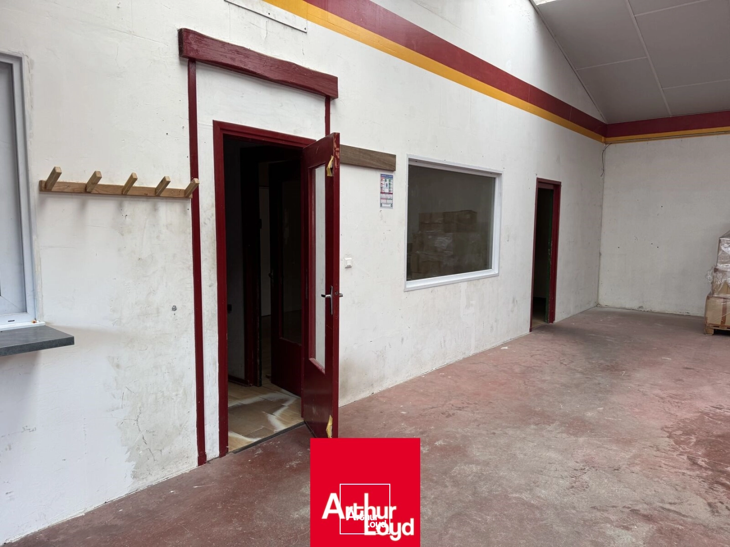 À VENDRE OU À LOUER : Local d'activités de 300 m² mitoyen avec un terrain, bonne visibilité commerciale à Saint-Jean-la-Bussière