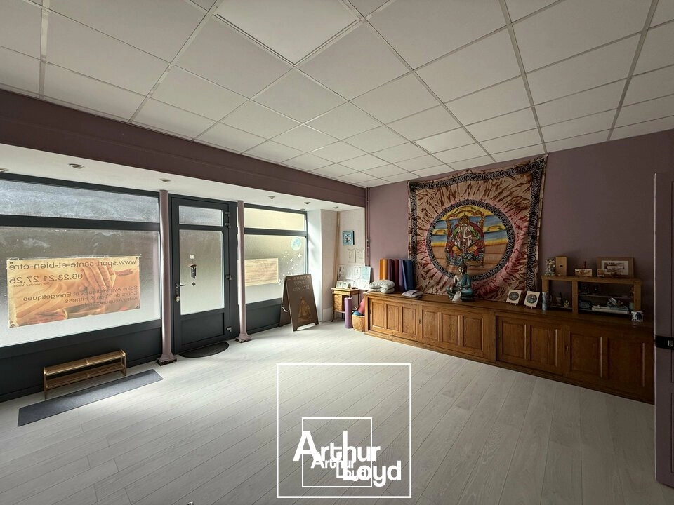 Immeuble de rapport avec local commercial et appartements rénovés