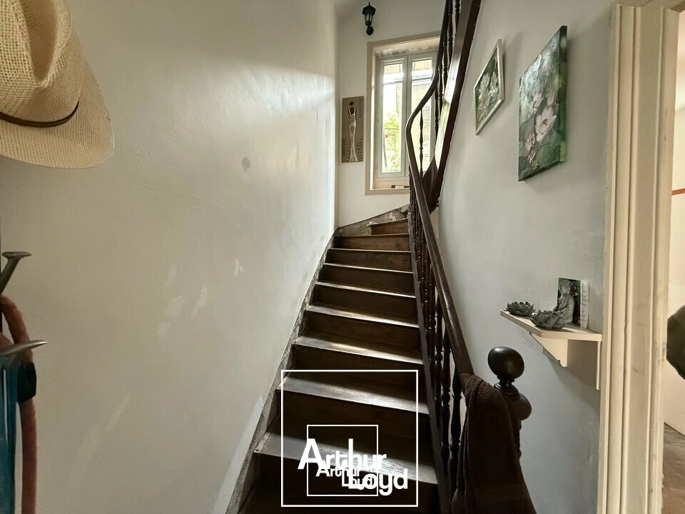 Immeuble de rapport avec local commercial et appartements rénovés