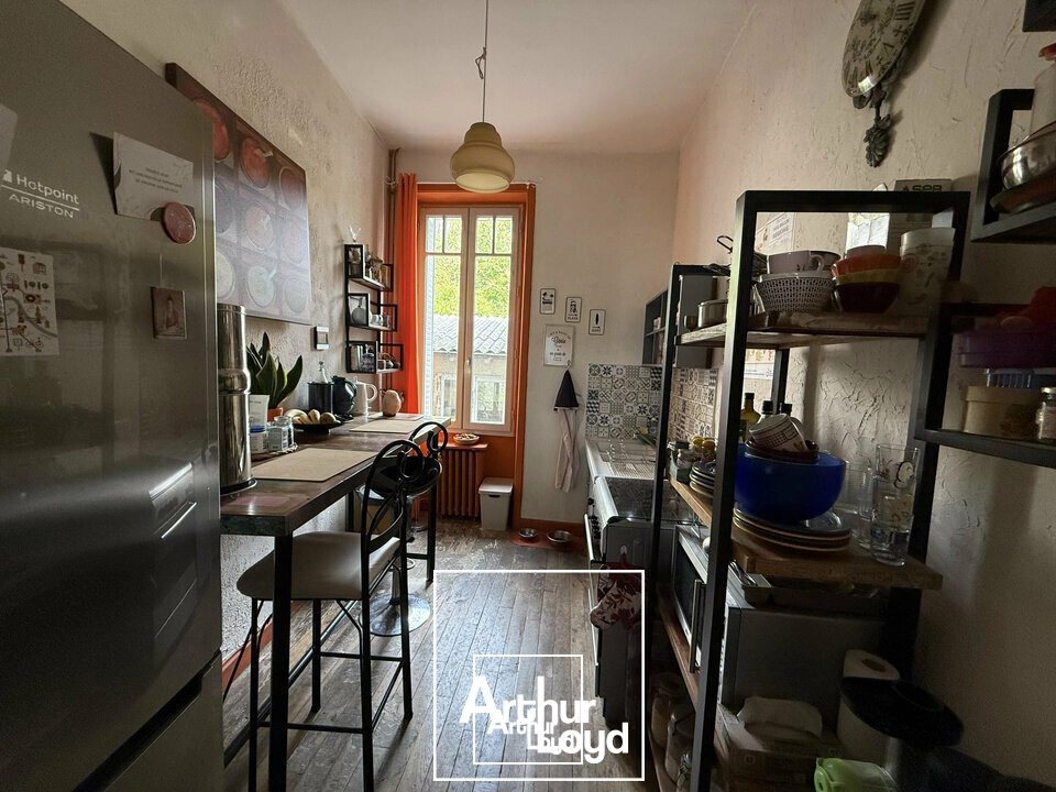 Immeuble de rapport avec local commercial et appartements rénovés