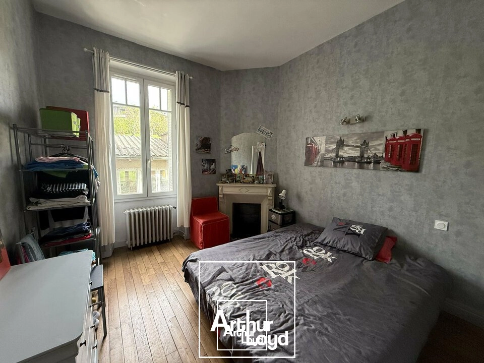 Immeuble de rapport avec local commercial et appartements rénovés