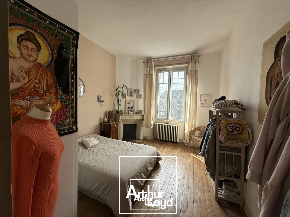 Immeuble de rapport avec local commercial et appartements rénovés