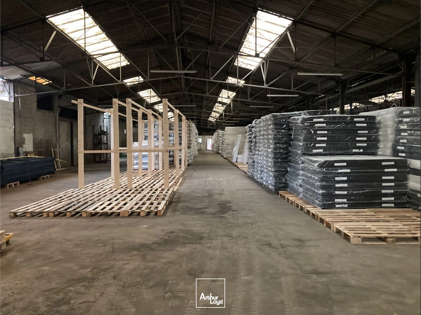 Local d'activité à vendre d'une surface de 2600 m2 environ situé à moins d'une heure de Paris par la N2.