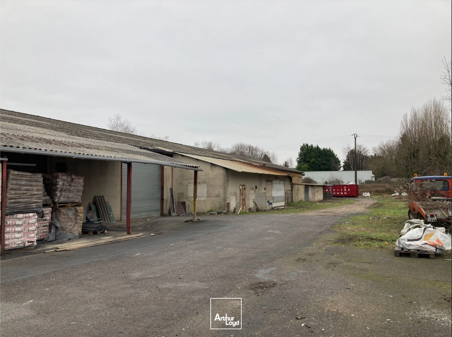 Local d'activité à vendre d'une surface de 2600 m2 environ situé à moins d'une heure de Paris par la N2.