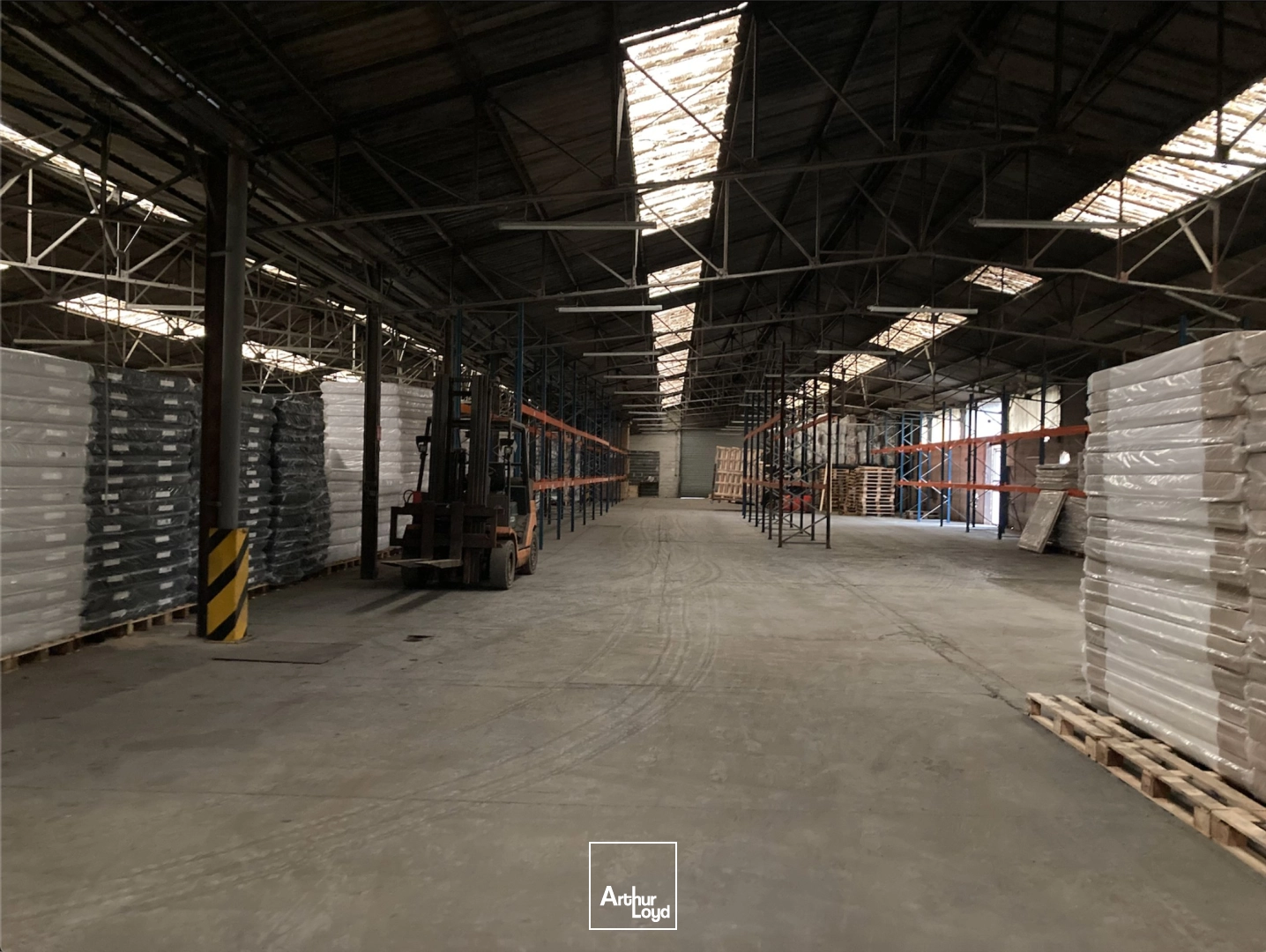 Local d'activité à vendre d'une surface de 2600 m2 environ situé à moins d'une heure de Paris par la N2.