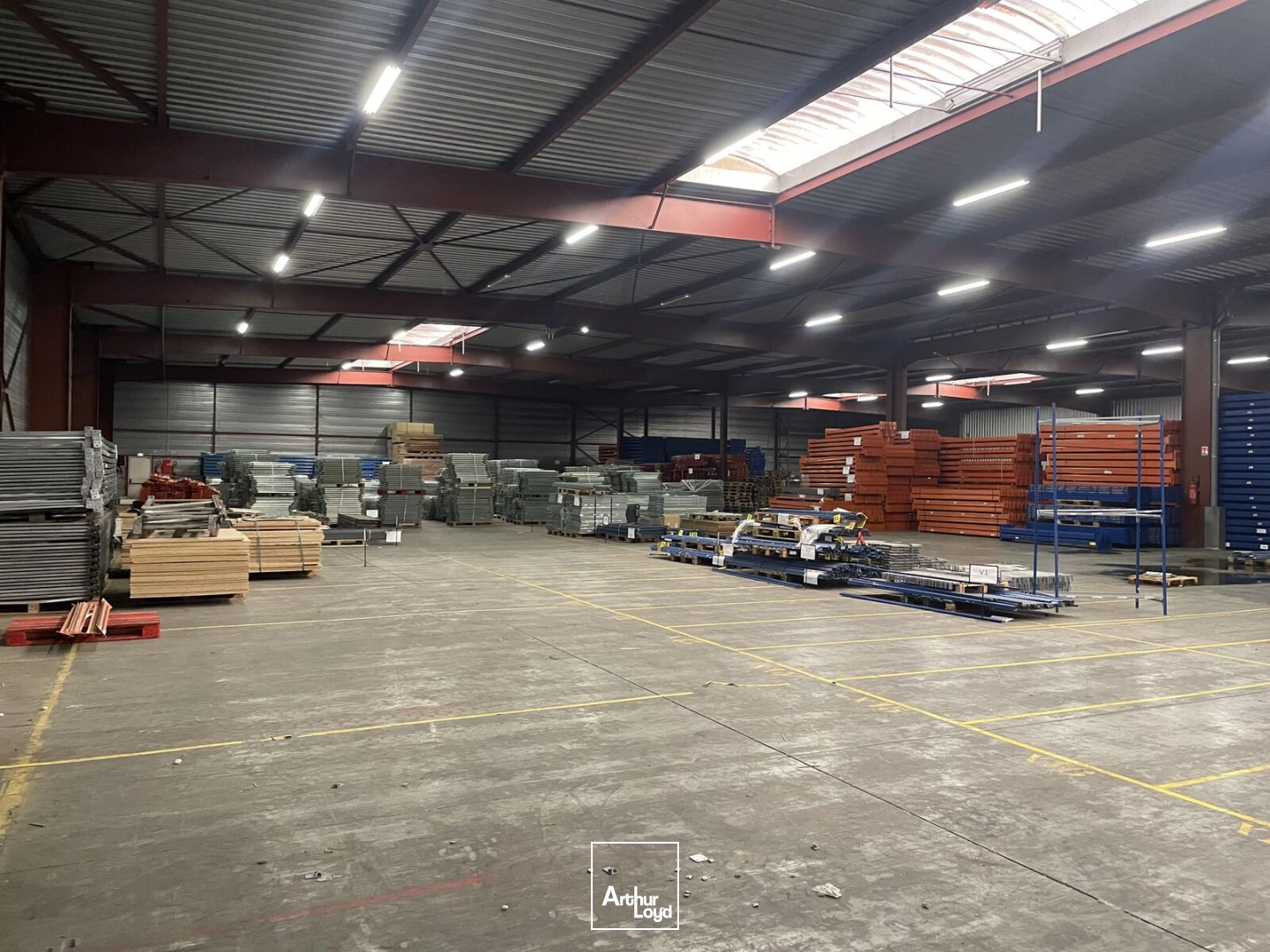 ENTREPÔT A VENDRE AVEC QUAIS ET ACCES DIRECT AUTOROUTE A1