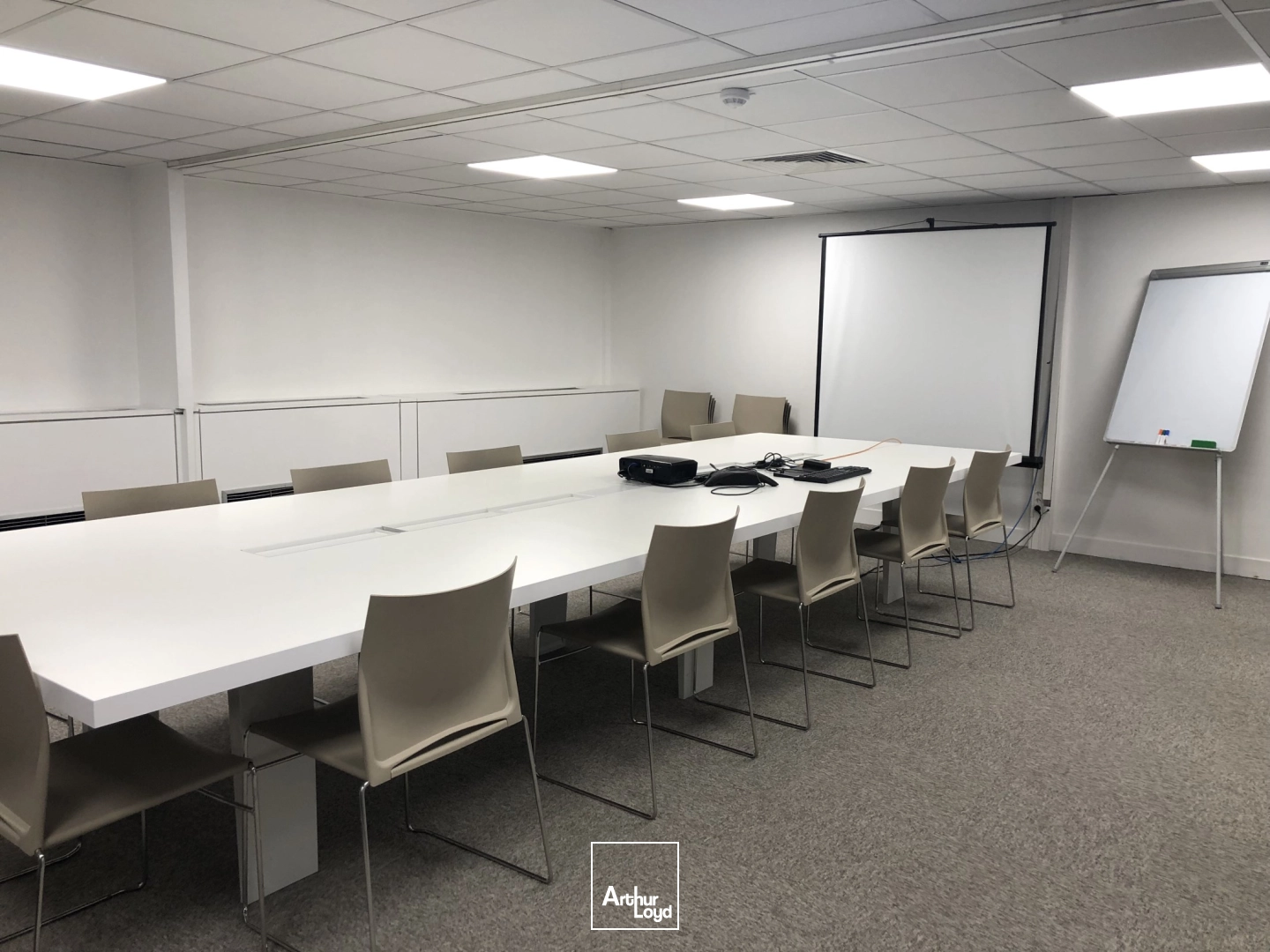 Bureaux à louer au pied du Pont de Saint-Cloud, à 5 minutes de Boulogne