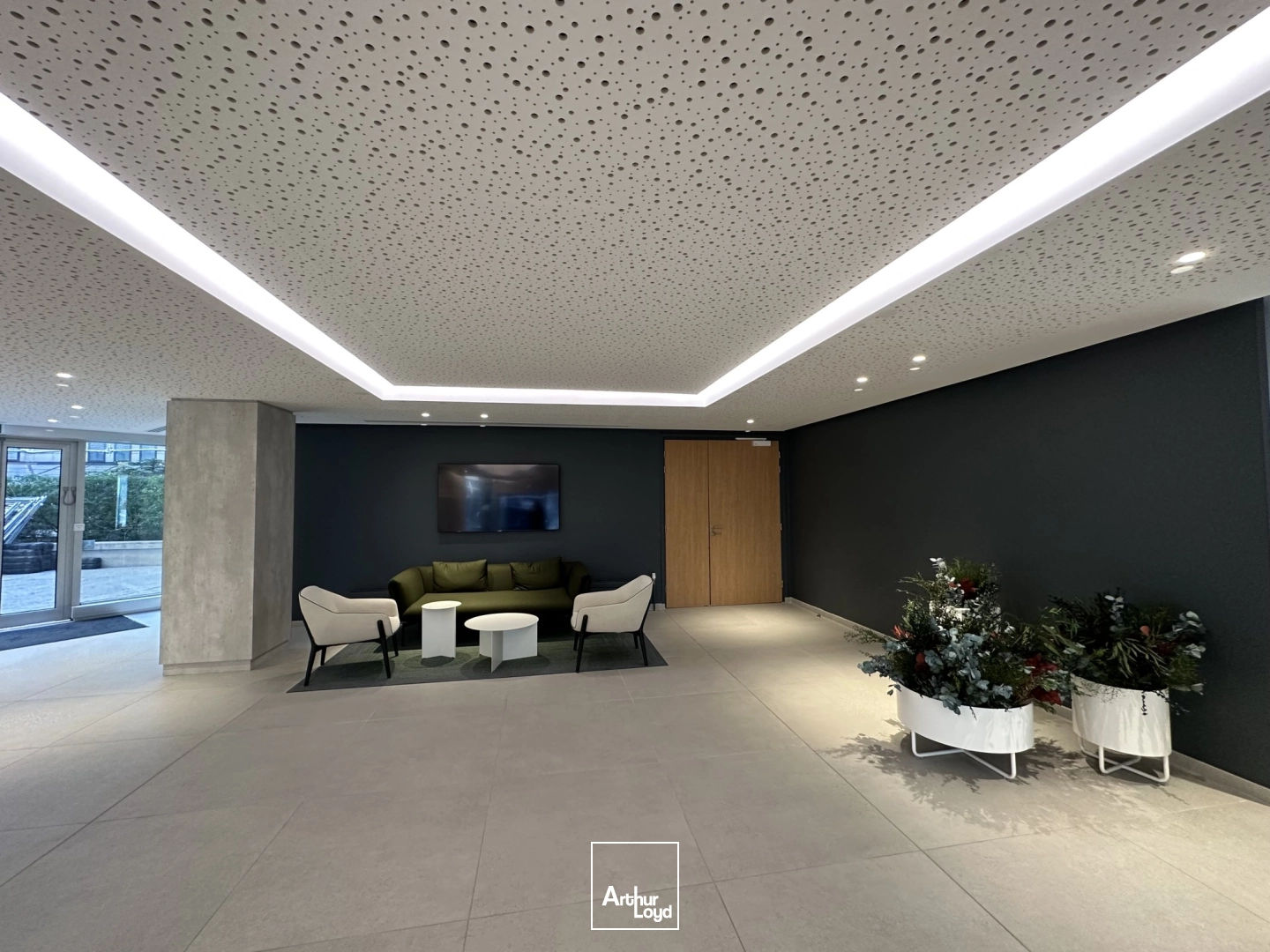 Nanterre-Préfecture, belle surface de plateau rénové complètement, conformité ERP