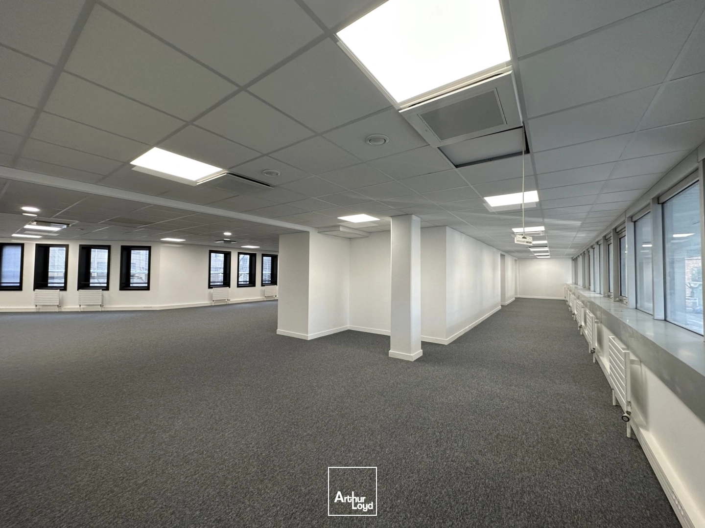 Nanterre-Préfecture, belle surface de plateau rénové complètement, conformité ERP