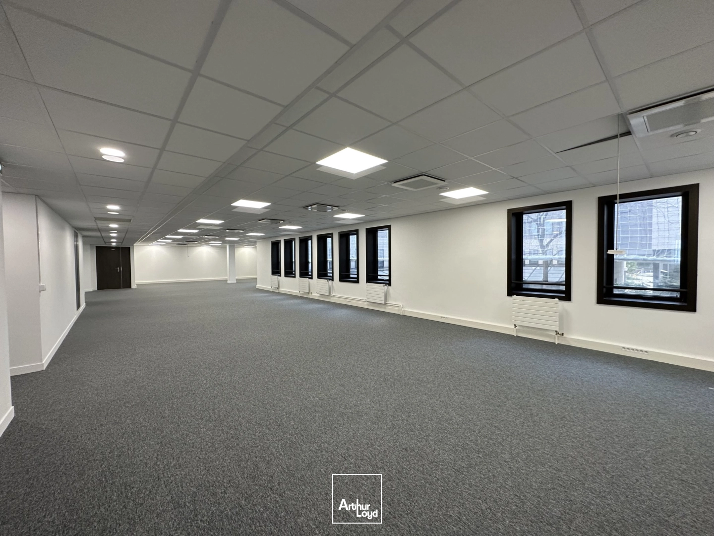 Nanterre-Préfecture, belle surface de plateau rénové complètement, conformité ERP