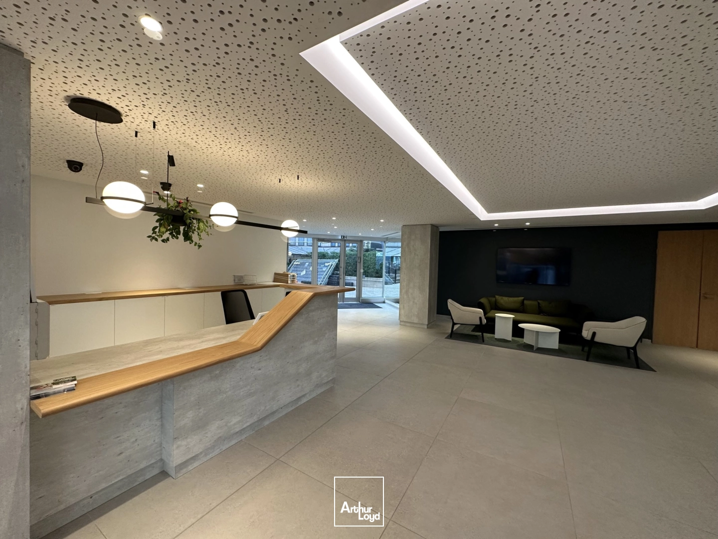 Nanterre-Préfecture, belle surface de plateau rénové complètement, conformité ERP