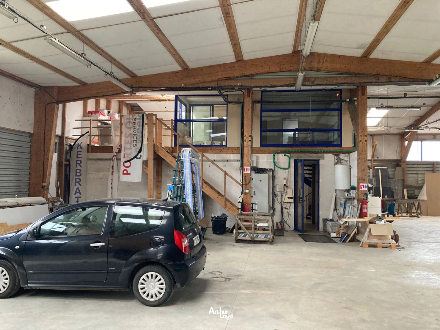 A LOUER - BATIMENT D'ACTIVITE 1185 M² - LANRIVOARE