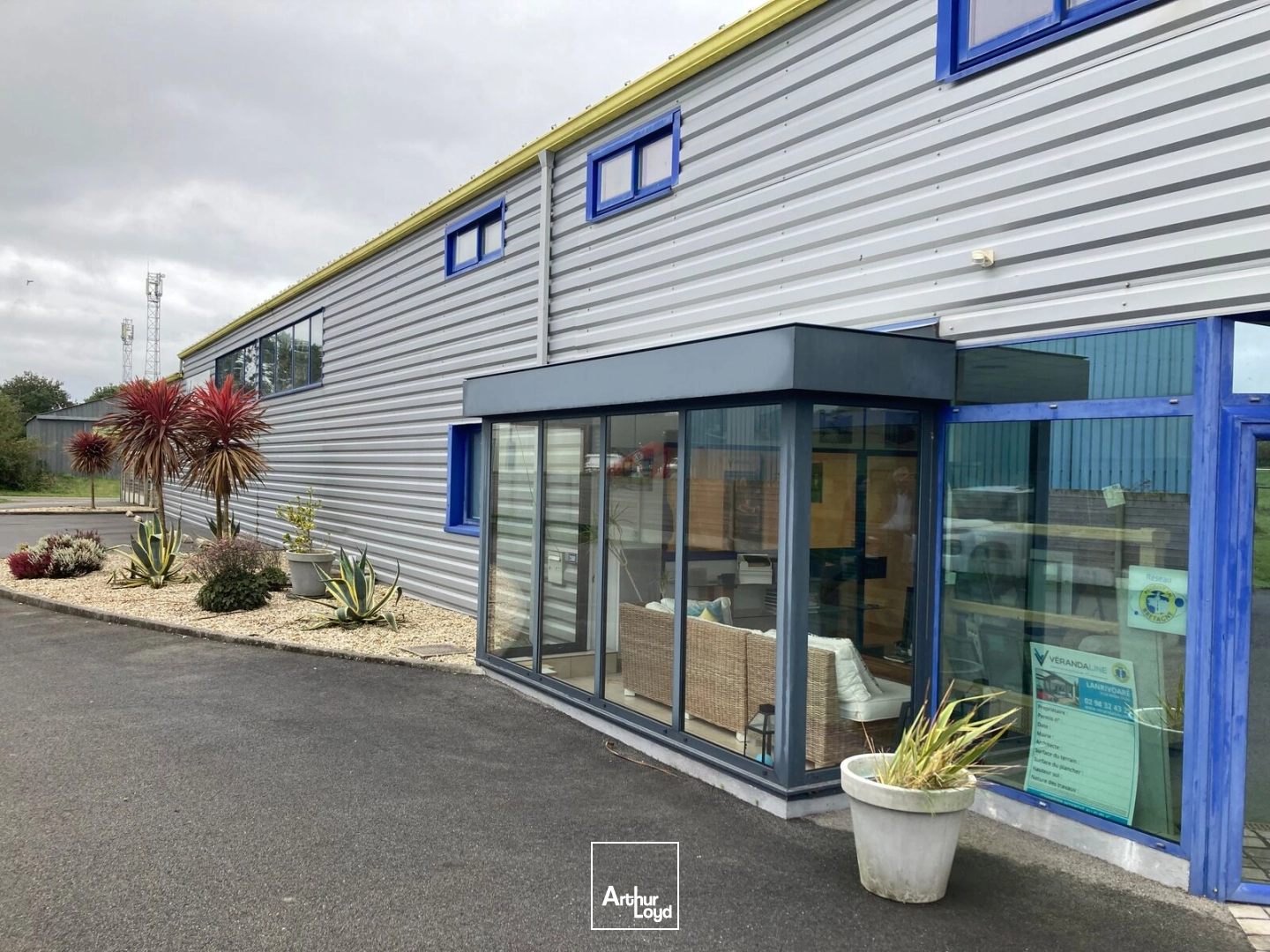 A LOUER - BATIMENT D'ACTIVITE 1185 M² - LANRIVOARE