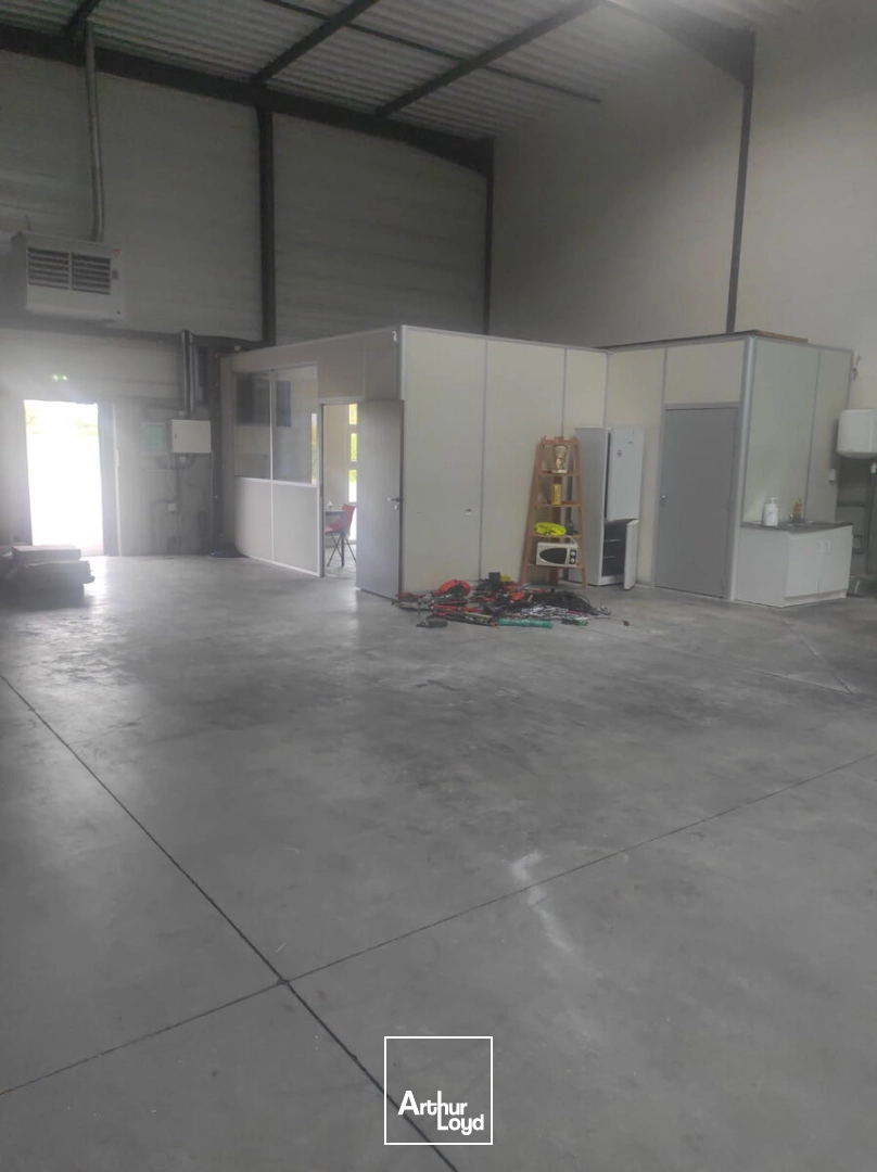 Local d'activité de 335 m² au sein d'une zone attractive à Andrézieux-Bouthéon