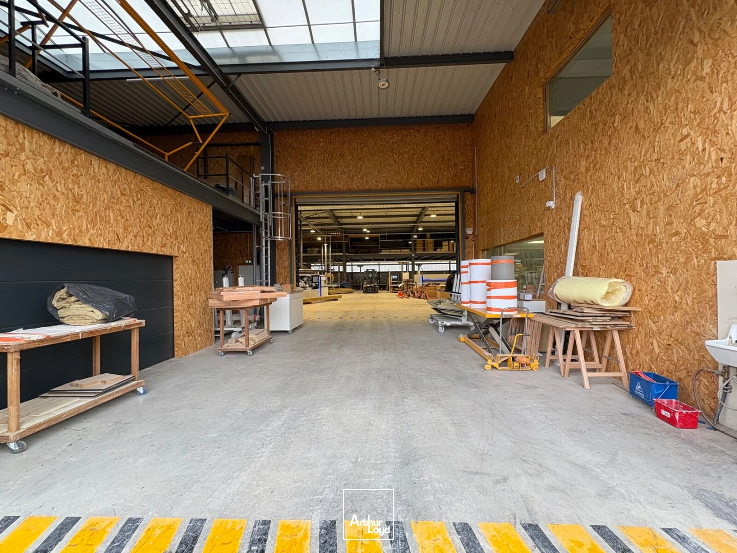 A VENDRE LOCAL D'ACTIVITÉ 1&nbsp;770 M2 ENVIRON PONTPOINT