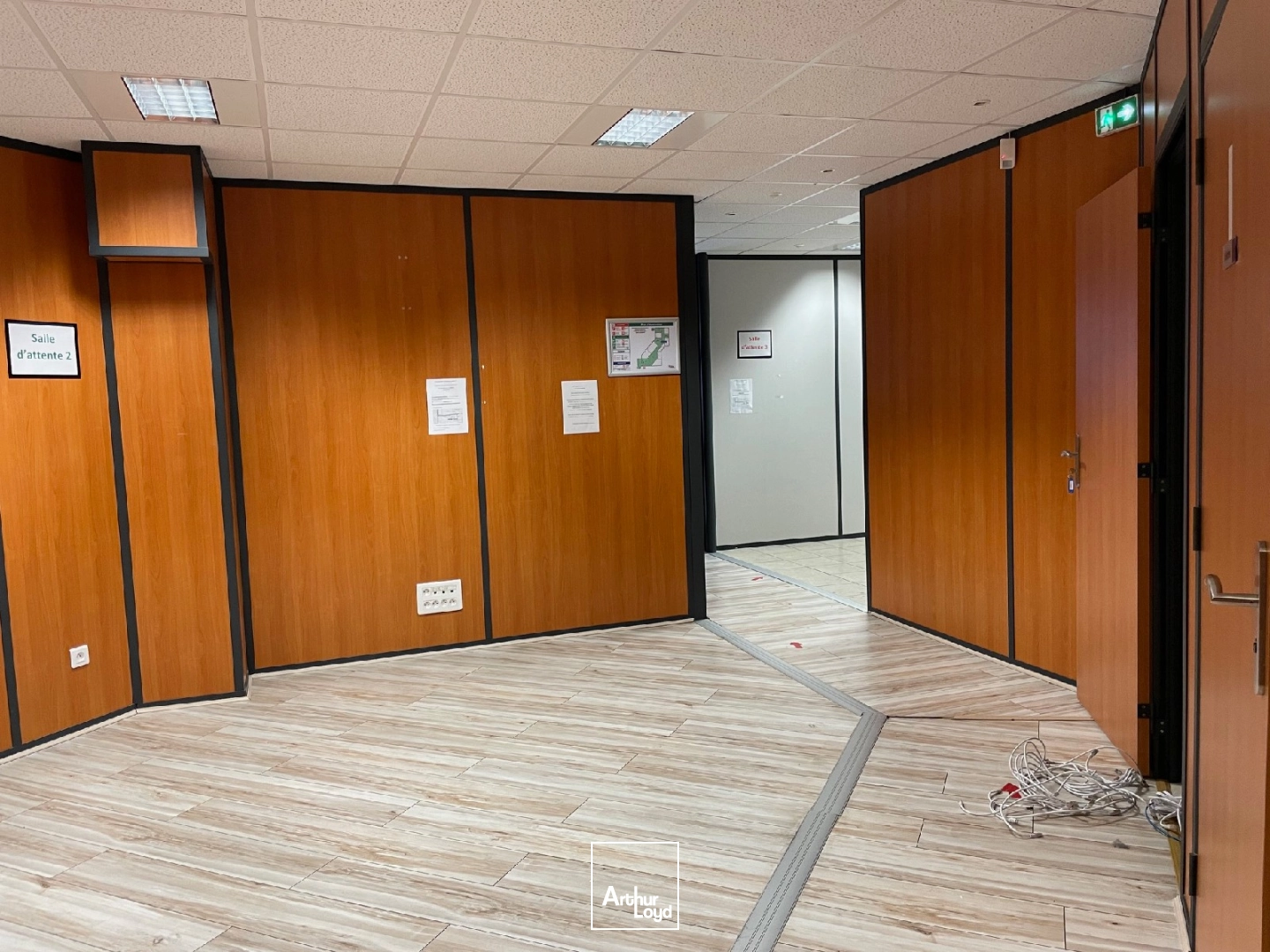 BUREAU A LOUER de 135 m2 environ, en rez-de-chaussée avec accès PMR disponible immédiatement à Soissons.