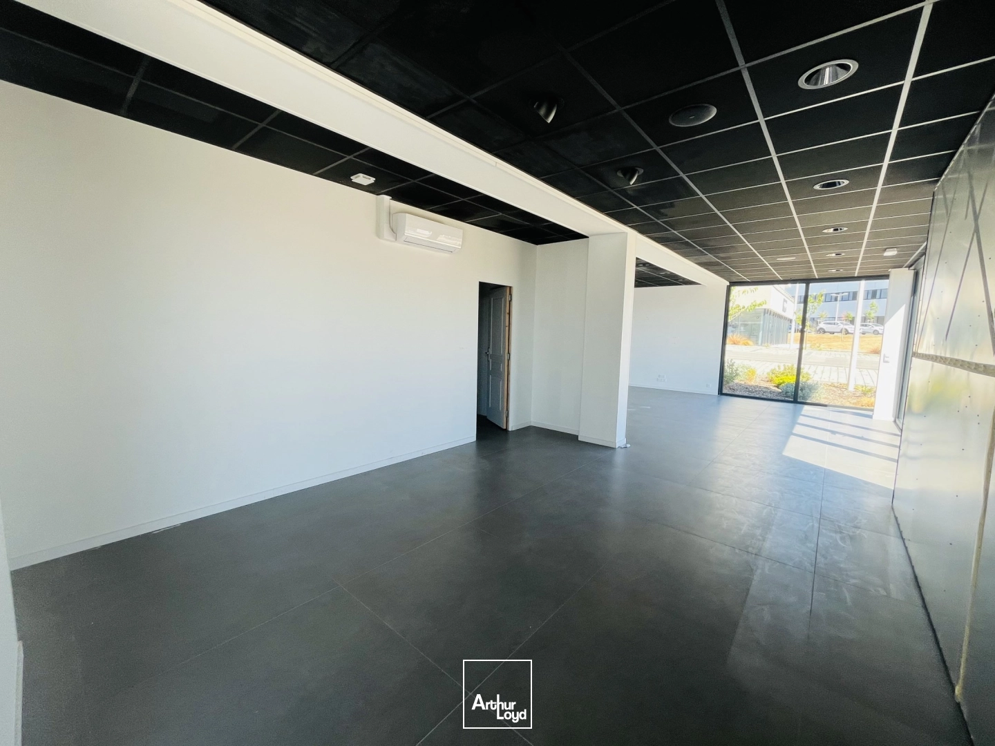 A LOUER - ST NAZAIRE - IMMACULEE - LOCAL COMMERCIAL - PROFESSIONNEL - 131 M1 - VISIBILITE - LECLERC