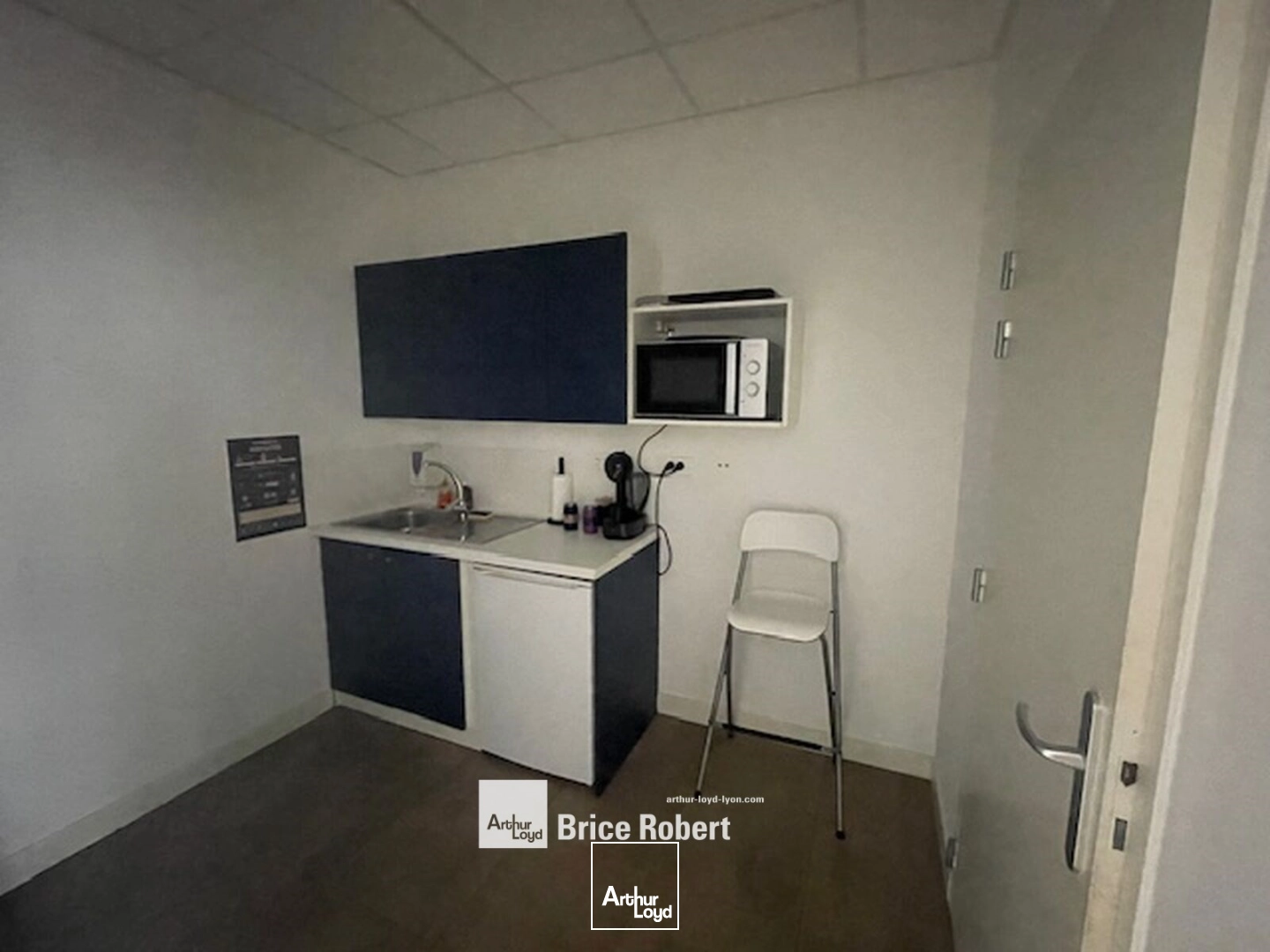 Locaux commerciaux à la location - Place Jean Monnet - Meyzieu