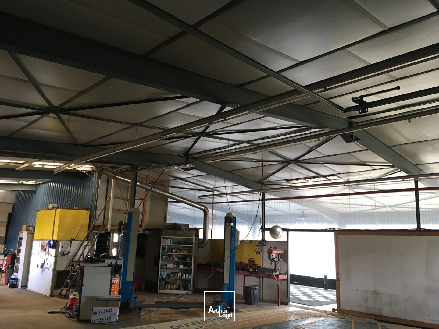 A LOUER - COUZEIX - Local commercial 500 m²