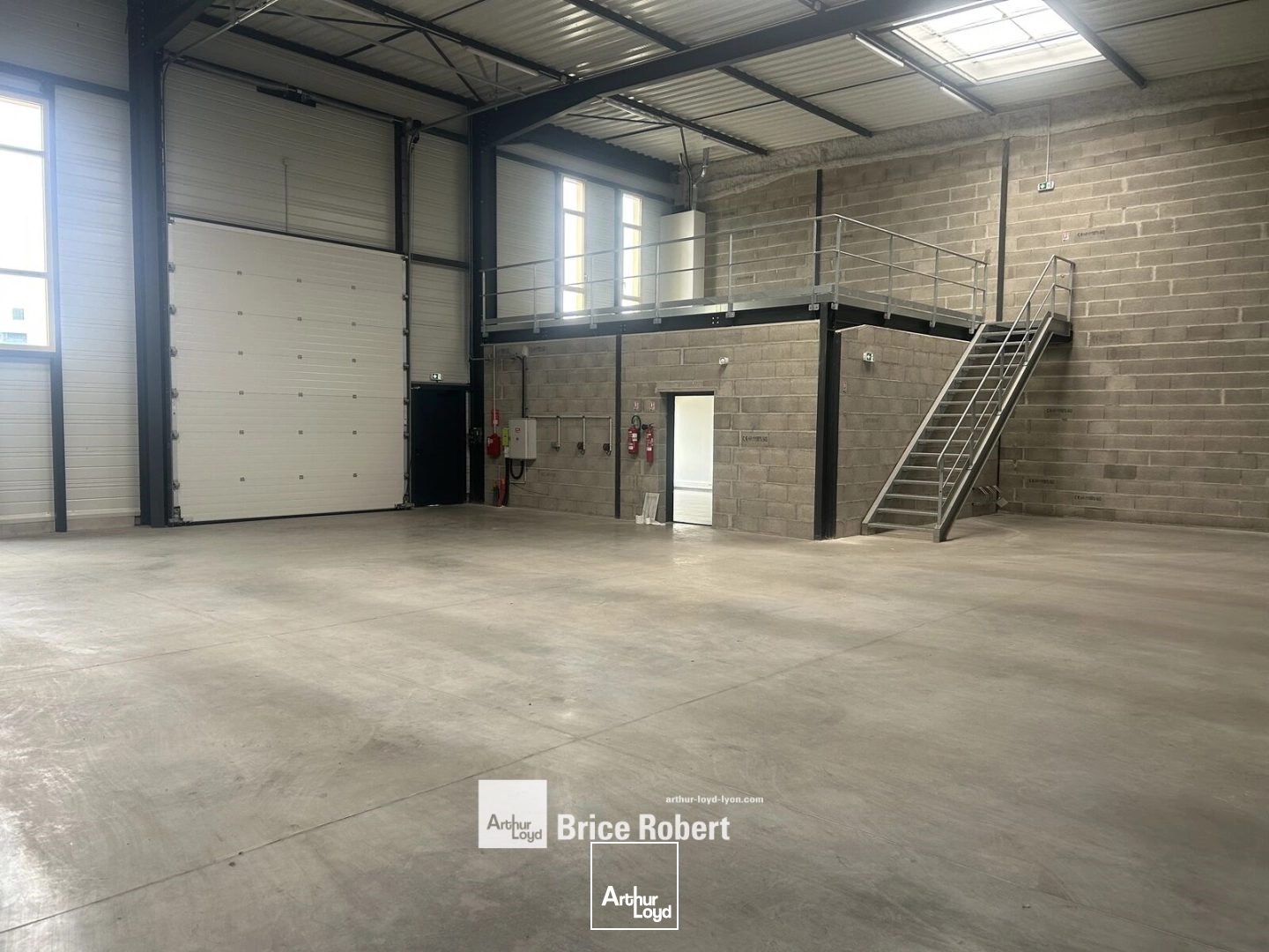 Locaux d'activité & Entrepôts - Location - SAINT BONNET DE MURE - 69720 - 218-1059 - 7675116