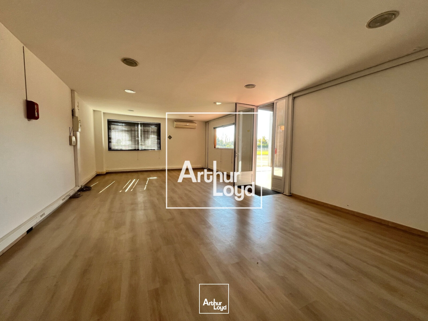 Locaux d'activité & Entrepôts - Location - SAINT GILLES - 30800 - 380-380 - 7726650