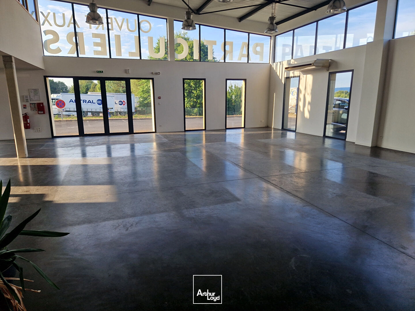 Locaux d'activité & Entrepôts - Location - LIMOGES - 87000 - 725-725 - 7922613