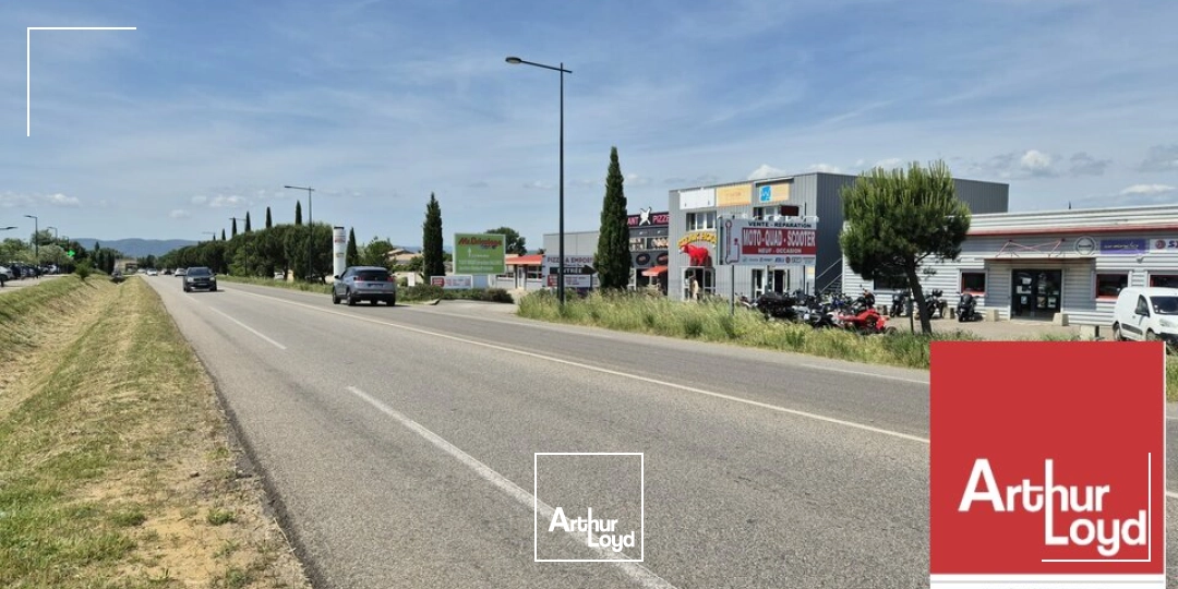 MONTÉLIMAR EST - QUARTIER MAUBEC - A LOUER LOCAL COMMERCIAL DE 87 M2 ENVIRON AVEC PLACES DE PARKING