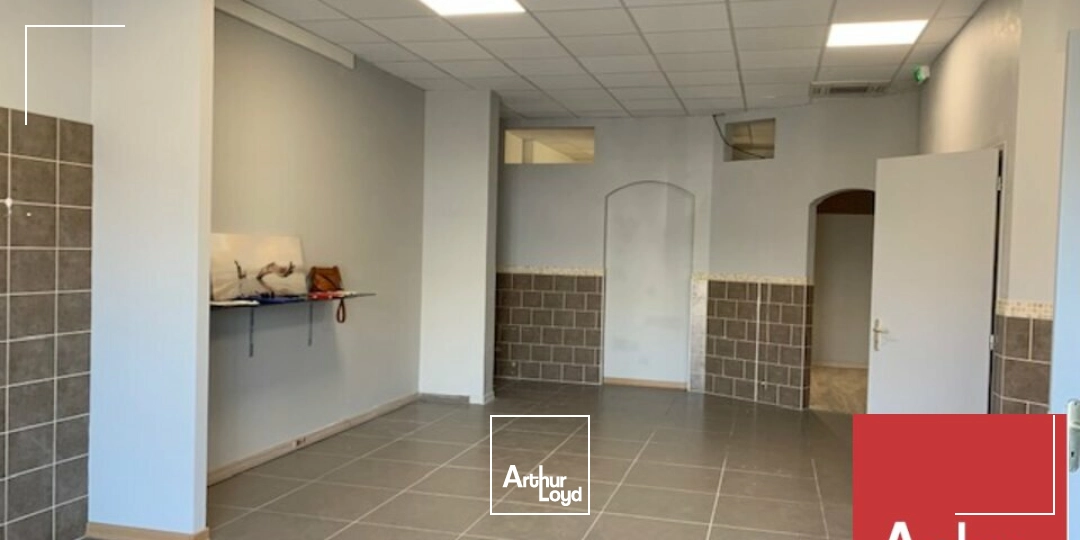 MONTÉLIMAR EST - QUARTIER MAUBEC - A LOUER LOCAL COMMERCIAL DE 87 M2 ENVIRON AVEC PLACES DE PARKING