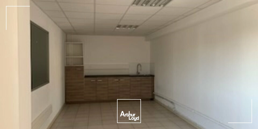 AVIGNON Bureaux disponibles à louer 845 m² DANS UN ENSEMBLE CLOTURE 