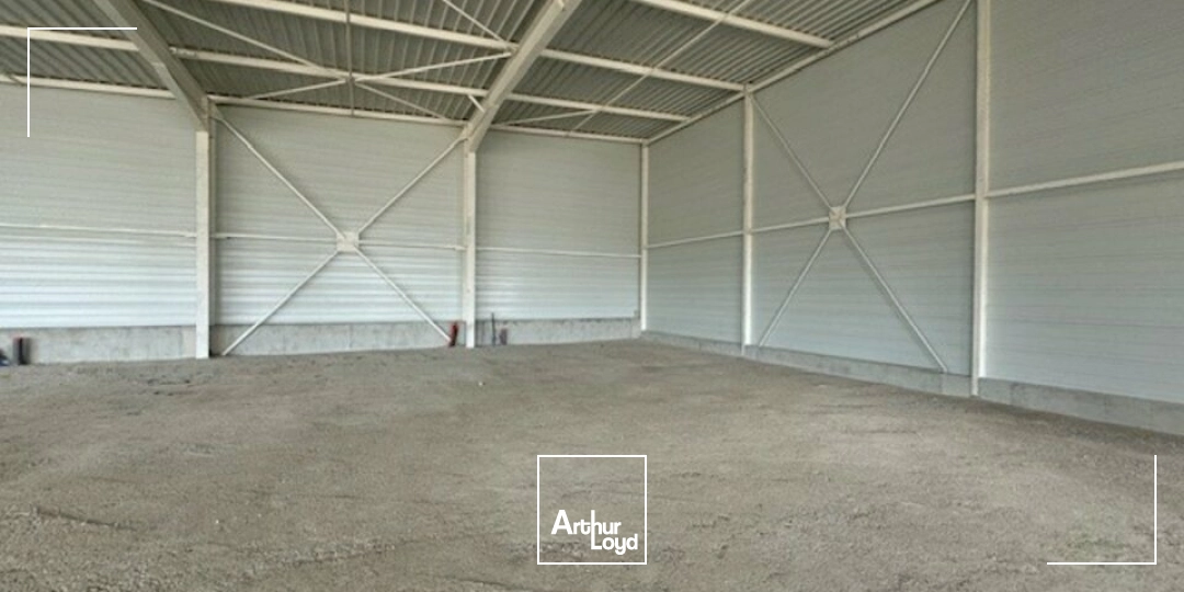 BATIMENT COMMERCIAL FACE IKEA