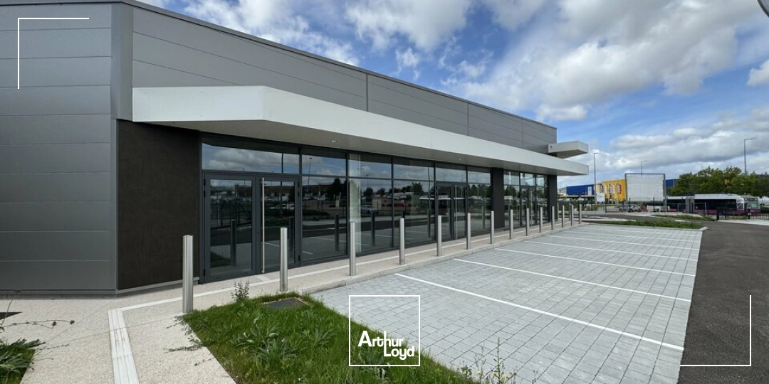 BATIMENT COMMERCIAL FACE IKEA