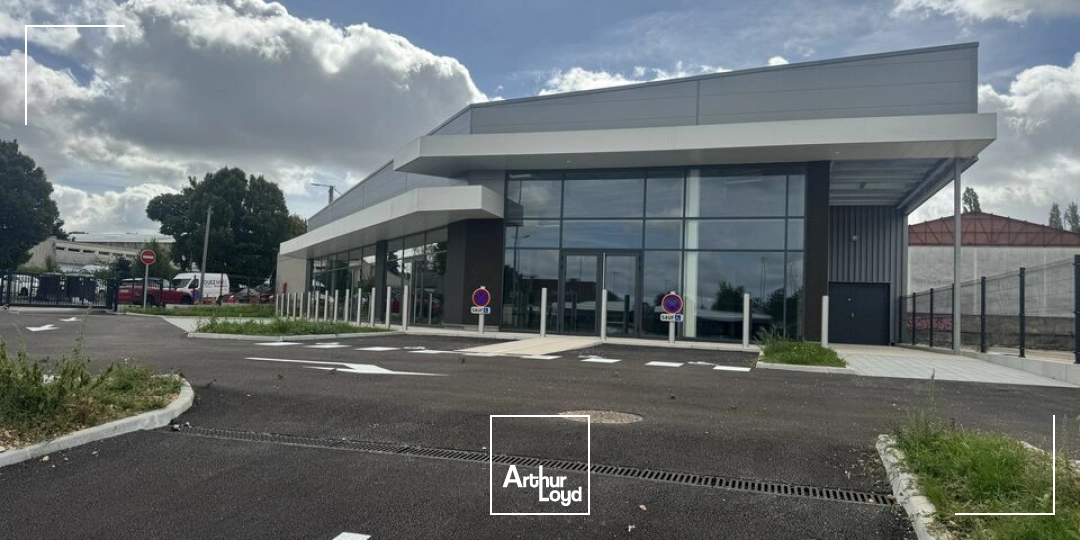 BATIMENT COMMERCIAL FACE IKEA