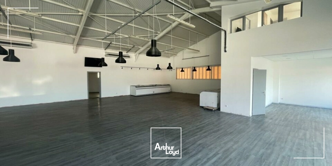 LOCATION  LOCAL COMMERCIAL DE 360 M²  JARD-SUR-MER 