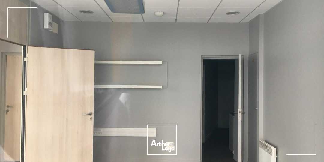 LOCAUX COMMERCIAUX DE 70M2 - A LOUER 