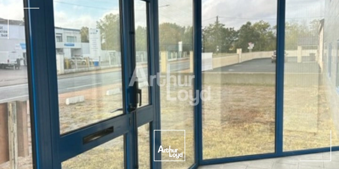 Montluçon Ensemble de locaux d'activité : bureaux et dépôts et espace extérieur