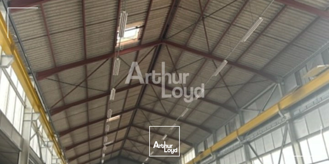 Montluçon Ensemble de locaux d'activité : bureaux et dépôts et espace extérieur