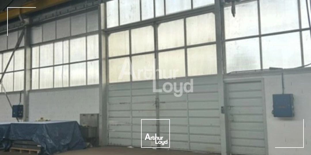 Montluçon Ensemble de locaux d'activité : bureaux et dépôts et espace extérieur