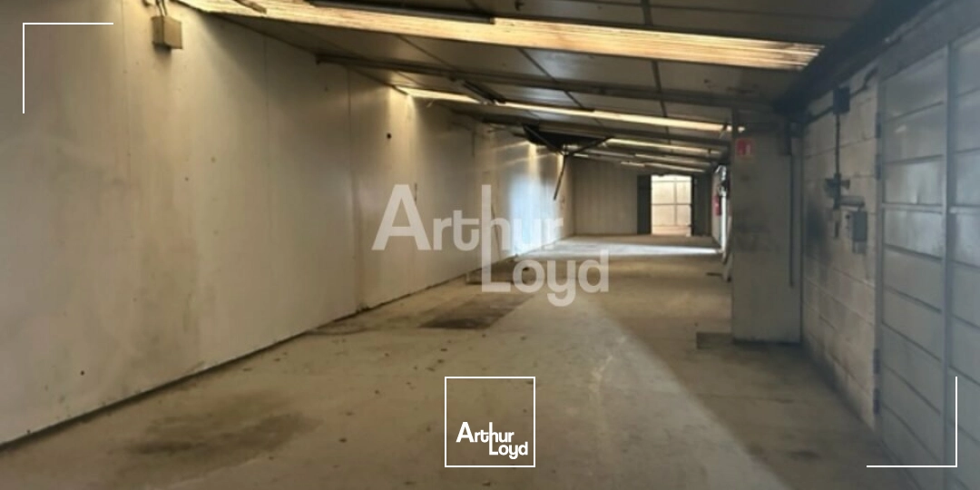 Montluçon Ensemble de locaux d'activité : bureaux et dépôts et espace extérieur